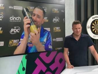 Luke Humphries gewinnt genau zur richtigen Zeit seinen ersten Premier-League-Abend in diesem Jahr. Im anschließenden Interview wirkt er sichtlich erleichtert.