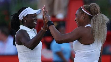 Williams (r.) und Doppelpartnerin Victoria Mboko