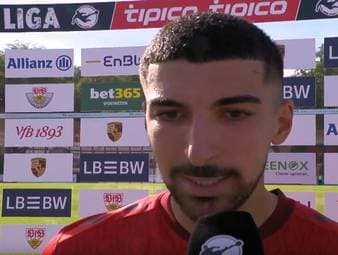 Jahn Regensburg verspielt gegen den VfB Stuttgart II eine 3:0-Führung. Nassim Boujellab zeigt sich  fassungslos.