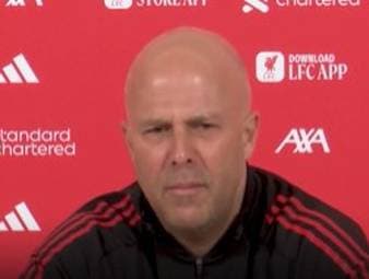 Liverpool-Trainer Arne Slot kritisiert die fehlende Konstanz des VAR in der Premier League. Er vergleicht den Platzverweis von Palace-Verteidger Maxence Lacroix mit einem ähnlichen Foul an Mohamed Salah.