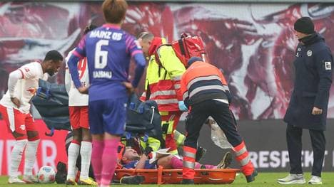 Benedict Hollerbach wurde auf einer Trage unter Tränen vom Spielfeld getragen