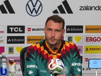 David Raum hat seinen Stammplatz in der DFB-Elf an Nathaniel Brown verloren. Jetzt reagiert der Linksverteidiger in einer Medienrunde. 