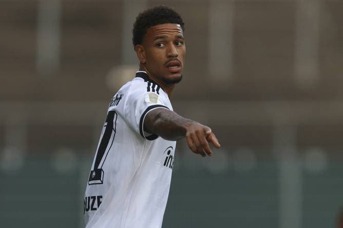 Frankfurt bindet Abwehr-Youngster