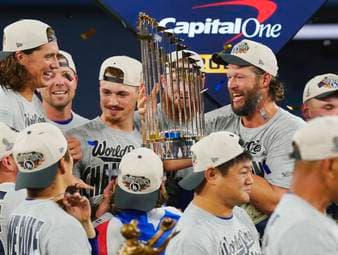 Die Los Angeles Dodgers feiern ihren zweiten Titel in Folge! In einem packenden Finale gelingt dem MLB-Champion ein spektakuläres Comeback gegen die Toronto Blue Jays. Das versetzt die Fans in LA in Ektase. 