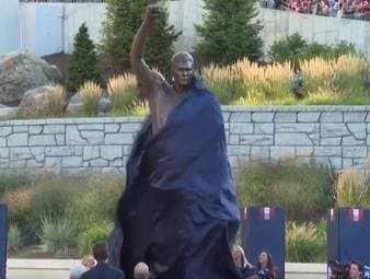 Quarterback-Legende Tom Brady wurde von den New England Patriots mit einer Statue geehrt. Der 48-Jährige zeigte sich bei der Enthüllung demütig und scherzte über seine Geschwindigkeit.
