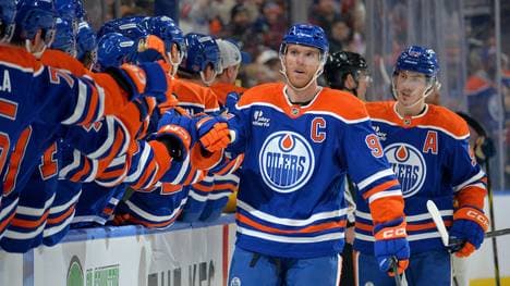 Oilers-Kapitän Connor McDavid (m.)