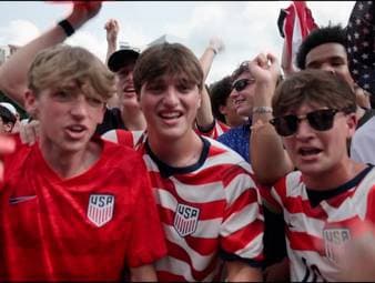 Die USA stehen nach dem 2:0-Erfolg über Australien bereits als Gruppensieger im Sechzehntelfinale der WM. Im ganzen Land herrscht inzwischen Fußball-Euphorie. Für viele Fans steht fest: Die USA werden Weltmeister.