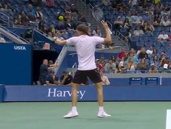 Alexander Zverev steht im Achtelfinale der US Open. Bei seinem klaren Dreisatz-Sieg gegen Alejandro Tabilo lässt der Deutsche seinen Frust kurz raus und sein Schläger landet in der Bande.