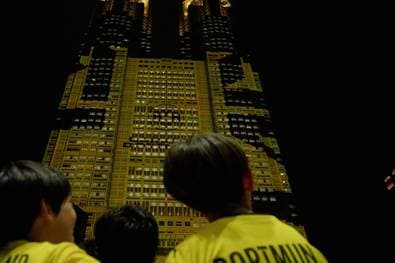 Plötzlich erleuchtet eine Metropole in Schwarz-Gelb