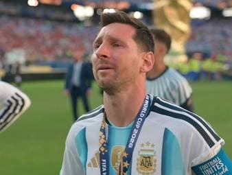 Der Weltstar wird von seinen Gefühlen übermannt. Nach dem verlorenen WM-Finale gegen Spanien fließen bei Lionel Messi die Tränen.