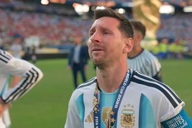 Als er gefeiert wird, vergießt Messi bittere Tränen