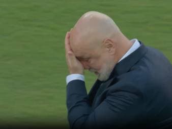 Der Trainer der bosnischen Nationalmannschaft, Sergej Barbarez, kann nach Abpfiff seine Tränen über das WM-Aus nicht mehr verbergen.