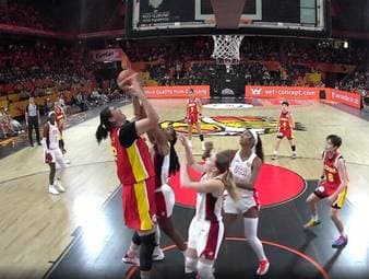 Zhang Ziyu überragt bei der Basketball-WM ihre Gegnerinnen teils um mehr als einen halben Meter. Die Experten sind von der 19-Jährigen begeistert.