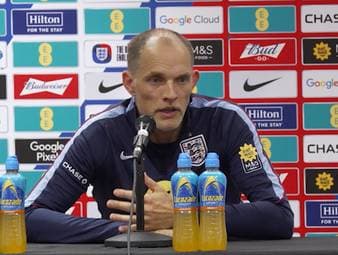 Die Rasenverhältnisse in den USA sorgen vor Turnierstart für Aufsehen. Nach dem 1:0-Erfolg gegen Neuseeland spricht auch England-Coach Thomas Tuchel über die schweren Bedingungen. 