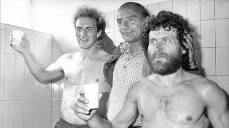 Karl-Heinz Rummenigge (l.), Paul Breitner und Coach Pal Csernai bejubelten 1980/81 am Ende die Meisterschaft