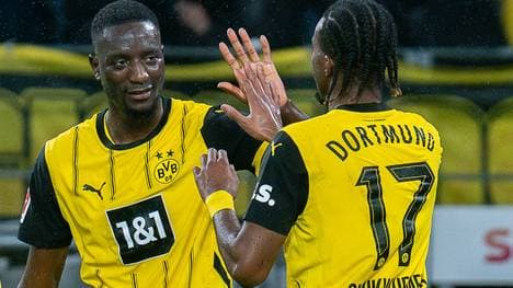 BVB-Torjäger Serhou Guirassy (l.) sitzt in Freiburg zunächst auf der Bank, Carney Chukwuemeka steht in der Startelf