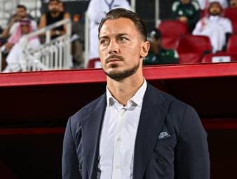 Matthias Jaissle ist neuer Cheftrainer von Newcastle United. Der 38-Jährige übernimmt die Nachfolge von Eddie Howe und startet damit erstmals als Trainer in der Premier League. Dort trifft der Deutsche unter anderem auf Nationalspieler Nick Woltemade.