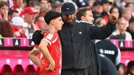 Trainer Vincent Kompany mit Deniz Ofli vor der Einwechslung gegen den VfB
