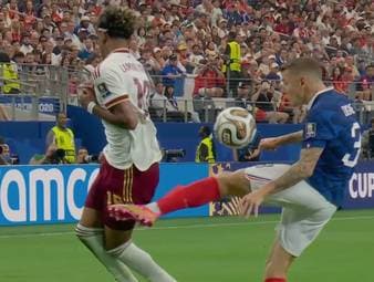 Lucas Digne leitet das französische WM-Aus im Halbfinale gegen Spanien mit einem dummen Foul an Superstar Lamine Yamal ein. 
