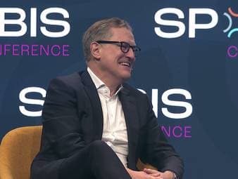 Auf der SPOBIS sind Jan-Christian Dreesen, Vorstandsvorsitzender des FC Bayern München, und Bjørn Gulden, CEO von Adidas, zu Gast. Auf der Messe sprechen sie über das Trikot des deutschen Rekordmeisters sowie über Thomas Müller in seiner Rolle als Produkttester.