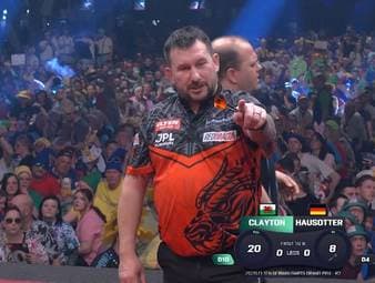 Jonny Clayton sorgt im Spiel gegen Marcel Hausotter für eine kuriose Szene. Der Waliser will im ersten Leg checken, geht aber von einem komplett falschen Score aus. Auch SPORT1-Experte Robert Marijanovic ist irritiert.