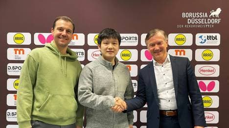 Fan Zhendong (M.) mit Timo Boll (l.) und Andreas Preuß