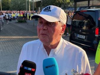 Jamal Musiala sucht seit seiner schweren Verletzung im letzten Sommer nach seiner Form. Von Bayern-Boss Uli Hoeneß gibt es einen Wunsch für den Youngstar und Kritik an Experten Lothar Matthäus.