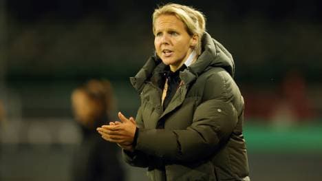 Bremens Trainerin Frederike Kromp wird verkabelt