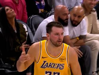 Die Phoenix Suns empfangen die Los Angeles Lakers. Das Spiel bleibt bis zum Ende auf Augenhöhe und dabei fällt vor allem der Lakers Star Doncic mit seinen 41 Scorerpunkten auf. 