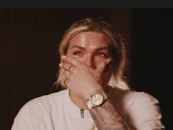 Die Fußballspielerin Millie Bright gibt im Alter von 32 Jahren ihr Karriereende bekannt. Sie spielte seit 2015 für die Frauenmannschaft des FC Chelsea.