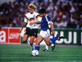 Jürgen Klinsmann spricht über seine Begegnungen mit Diego Armando Maradona, darunter das UEFA-Cup-Finale 1989 mit dem VfB Stuttgart. Dabei findet der frühere Bundestrainer anerkennende Worte für den argentinischen "Künstler".