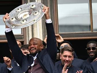 Kompany vergisst die Meisterschale!