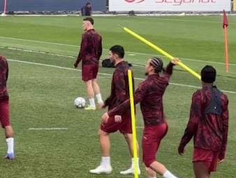 Leroy Sané trifft im Galatasaray-Training beinahe einen Teamkollegen mit einer Stange mit Metallspitze. Im Netz geht der Clip viral, und die Fans haben einige Kommentare für den DFB-Star parat. 