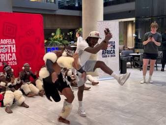 RB Leipzig startet in die Post-Season-Tour in Südafrika. Der Bundesligaklub wird mit einer traditionellen Tanzeinlage in Johannesburg empfangen. Ein RB-Star lässt sich davon mitreißen – und tanzt direkt mit.