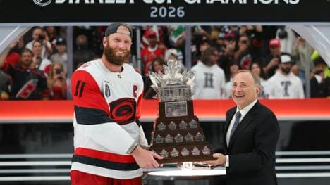 Jordan Staal (l.) und NHL-Boss Gary Bettman