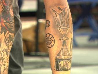 Daniel Theis hat den Weltmeister-Titel auf seiner Wade verewigt. Ob bei einem erneuten Erfolg bei den Olympischen Spielen noch Platz für ein weiteres Tattoo ist?