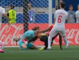 Früh im Spiel der Belgier stößt Stürmer-Star Romelu Lukaku mit dem Torwart der Iraner übel zusammen.