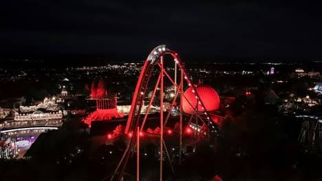 Die Achterbahn Silver Star in den Freiburg-Farben