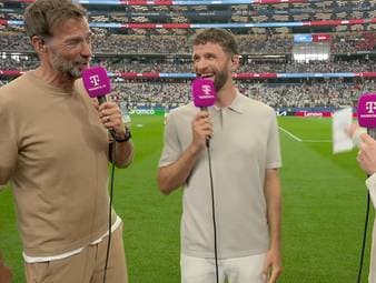 Thomas Müller erzählt als MagentaTV-Experte eine Anekdote über Marko Arnautović und David Alaba im österreichischen Dialekt. Dabei berichtet er, wie Arnautović einst von Müllers Torinstinkt überrascht war.