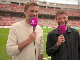 Jürgen Klopp und Thomas Müller sind als TV-Experten wieder vereint. Zu Beginn der Sendung lässt sich Müller direkt zu einer Anspielung auf Klopps potenziellen neuen Job als Bundestrainer hinreißen.
