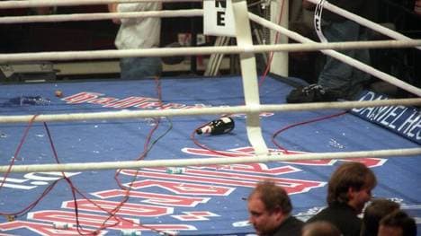 Nach dem Kampf zwischen Axel Schulz und Francois Botha flogen Flaschen und andere Gegenstände