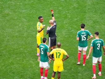 Drei Platzverweise zum WM-Auftakt