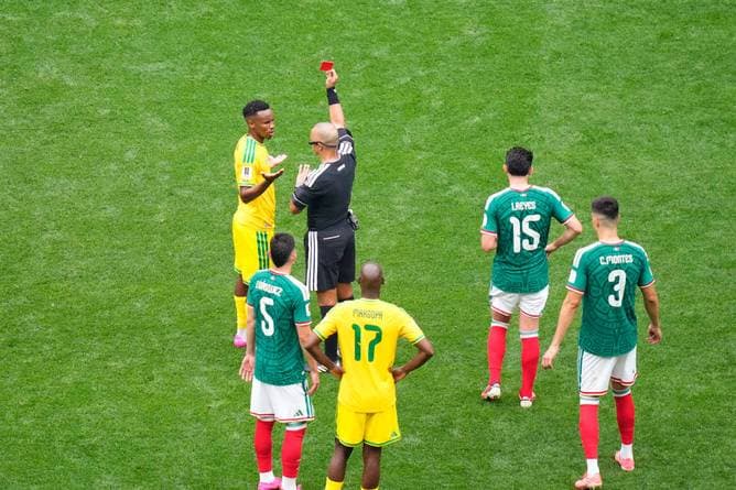Drei Platzverweise zum WM-Auftakt