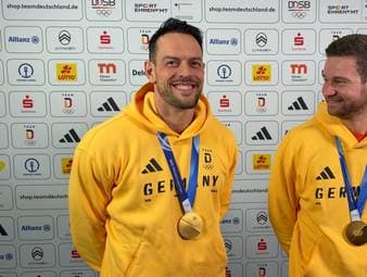 Die Olympiasieger im Bob Johannes Lochner und Georg Fleischhauer reagieren auf ihren Erfolg. 