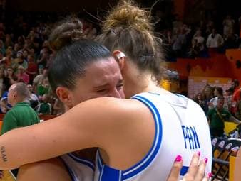 Italien holt bei der Basketball-WM der Frauen einen 26-Punkte-Rückstand gegen Australien auf - und verlegt in allerletzter Sekunde den Korb für die Verlängerung. Die Halle in Berlin kann es nicht glauben.