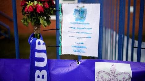 Fans des FC Bury brachten ihrer Trauer an der heimischen Gigg Lane zum Ausdruck
