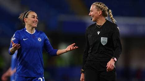 Lucy Bronze im Gespräch mit Schiedsrichterin Tess Olofsson