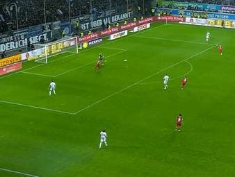 Der MSV Duisburg verliert die Tabellenführung in der 3. Liga nach einem unglücklichen Remis. Gegen Rot-Weiss Essen kostet ein bitterer Torwart-Patzer den Zebras drei Punkte.