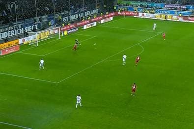 "Der lacht sich schlapp": Ganz böser Torwart-Patzer