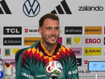 David Raum spricht auf der Pressekonferenz über seine Beziehung zu Julian Nagelsmann und verrät Details über eine gemeinsame Tattoo-Wette für den Fall des WM-Titels.